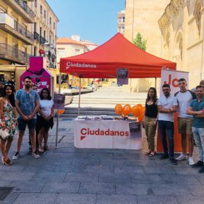 Los miembros de Jóvenes Ciudadanos inician una recogida de material escolar en Salamanca