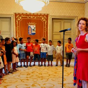 La primera teniente de Alcalde de Salamanca, Ana Suárez (Cs), recibe a trece niños saharauis dentro de las actividades organizadas durante su estancia en la ciudad